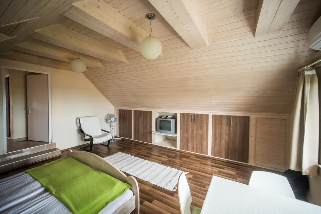Barcza Vendeghaz Hotel Balatonfured Ngoại thất bức ảnh